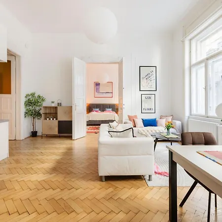 Discover Your Retreat-walk To Downtown Apartment Budapest