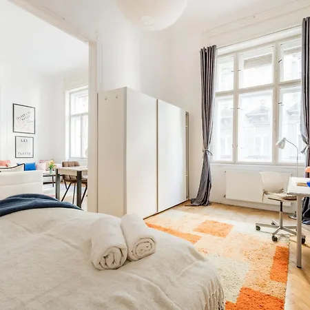 Discover Your Retreat-walk To Downtown Apartment