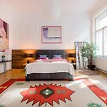 Discover Your Retreat-walk To Downtown *